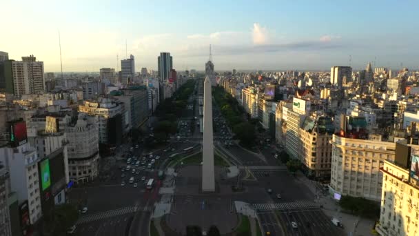 Aerial drone view of Obelisk on avenida de Julio during sunrise in a city downtown. Buenos Aires, Argentina — Stock Video