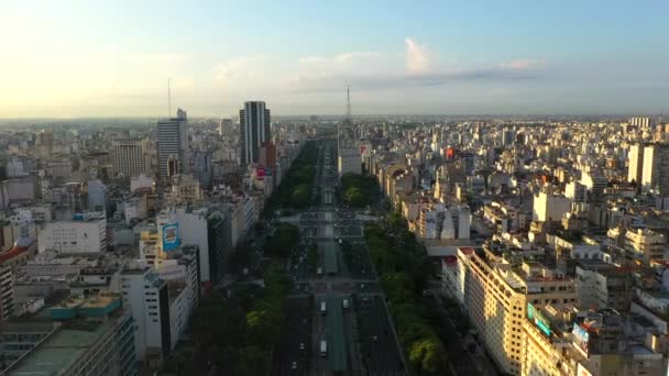 Aerial Drone utsikt över obelisken på Avenida de Julio under sol uppgången i en stad Downtown. Buenos Aires, Argentina — Stockvideo