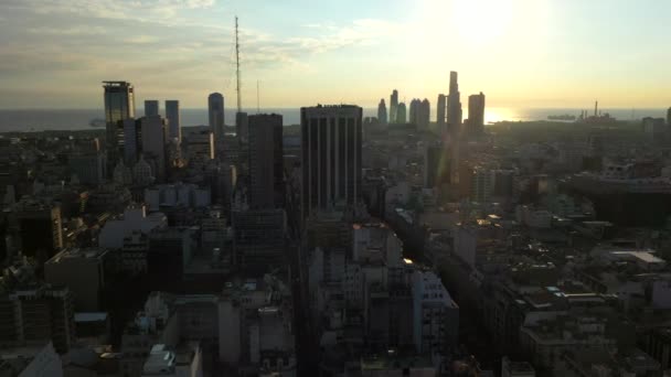Gün batımı sırasında şehir merkezinde hava drone görünümü. Gökdelen binalar panoramik görünüm. Buenos Aires, Arjantin. — Stok video