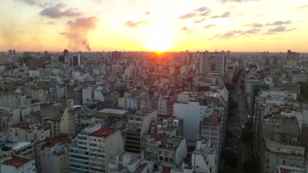 Gün batımı sırasında şehir merkezinde hava drone görünümü. Gökdelen binalar panoramik görünüm. Buenos Aires, Arjantin. — Stok video