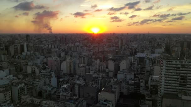 V průběhu západu slunce se v centru města nachází vzdušný výhled. Panoramatický výhled na mrakodrap. Buenos Aires, Argentina. — Stock video