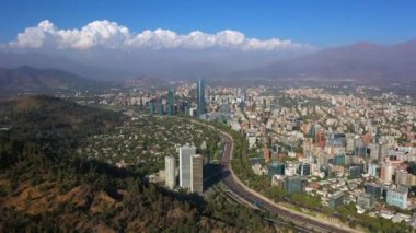 Şehir merkezindeki hava drone görünümü. Skyline Financial District Providencia mahalle, Santiago de Chile