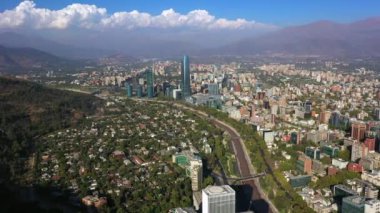 Şehir merkezindeki hava drone görünümü. Skyline Financial District Providencia mahalle, Santiago de Chile