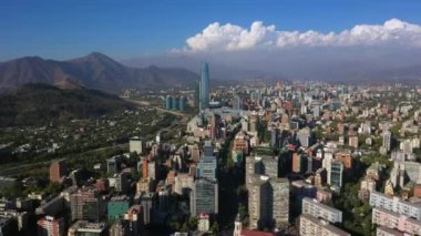 Şehir merkezindeki hava drone görünümü. Skyline Financial District Providencia mahalle, Santiago de Chile
