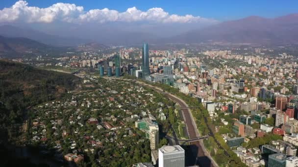 Vzdušný výhled na město v centru města. Finanční obvod Skyline v Providencia sousedství, Santiago de Chile — Stock video