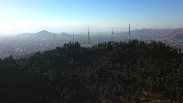 Luchtfoto drone View van antenne tv en netwerk torencomplex op de berg. Santiago de Chile. — Stockvideo