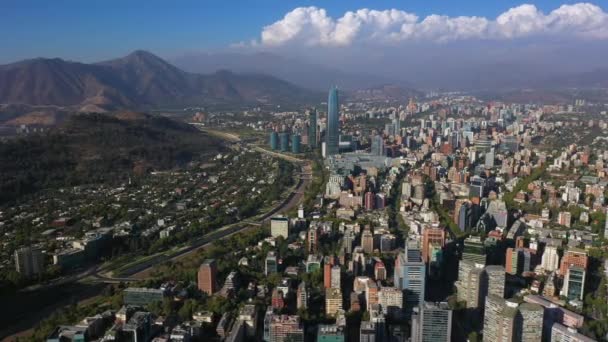 Şehir merkezindeki hava drone görünümü. Skyline Financial District Providencia mahalle, Santiago de Chile — Stok video