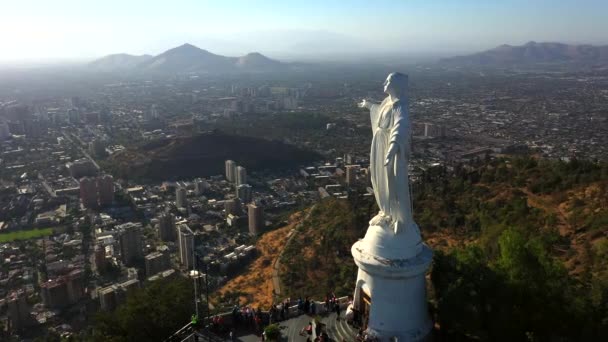 智利圣地亚哥 Cerro Cristobal 顶部圣母玛利亚雕像的空中无人机视图. — 图库视频影像