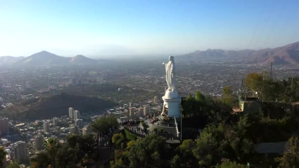 Aerial Drone bild av Jungfru Maria staty på toppen av Cerro Cristobal i Santiago, Chile. — Stockvideo