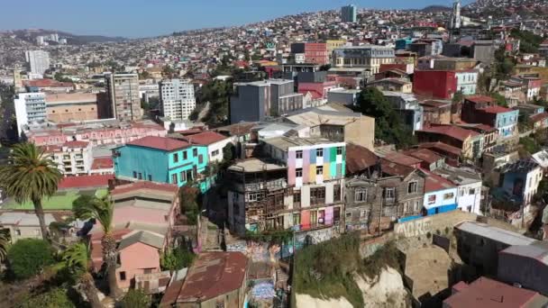 Veduta aerea drone di case colorate sulle colline in Valparaiso, Cile — Video Stock