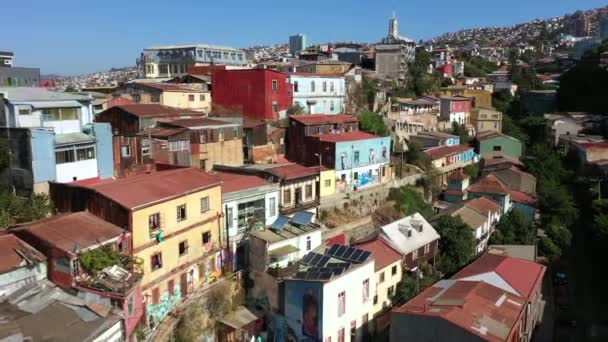 Вид с воздуха на красочные дома на холмах в Вальпараисо, Чили — стоковое видео