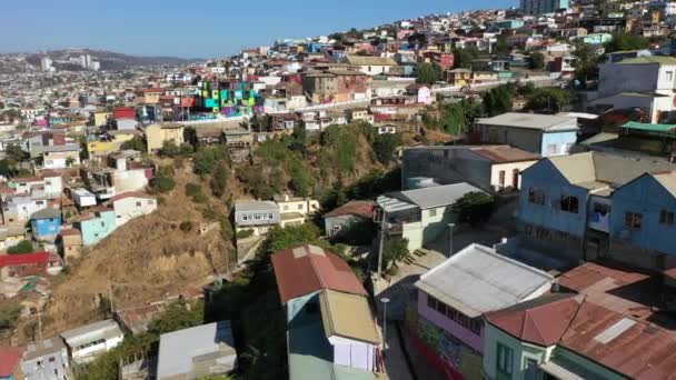 Aerial Drone vy av färgglada hus på kullarna i Val Paraiso, Chile — Stockvideo