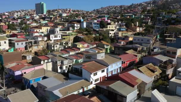 Aerial Drone vy av färgglada hus på kullarna i Val Paraiso, Chile — Stockvideo