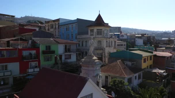 Vista aérea de un monumento a una estatua antigua y auténticas casas coloridas y edificios de Valparaíso, Chile — Vídeo de stock
