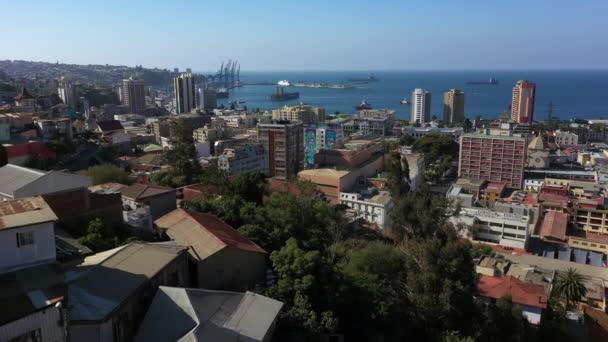 Vue aérienne par drone de maisons colorées sur les collines de Valparaiso, Chili — Video