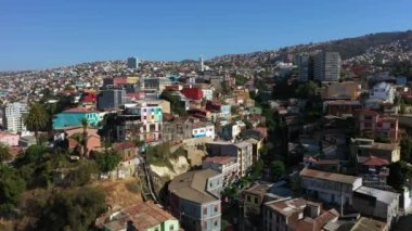 Valparaiso, Şili tepelerinde renkli evlerin hava drone görünümü