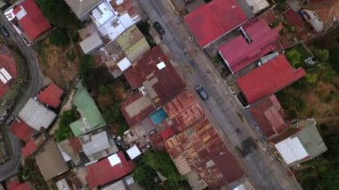 Valparaiso, Şili tepelerinde renkli evlerin hava drone görünümü