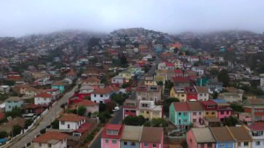 Valparaiso, Şili tepelerinde renkli evlerin hava drone görünümü