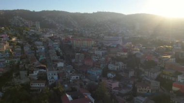Gün batımı sırasında Valparaiso şehir hava drone görünümü.