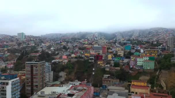 Vista aérea de drones de casas coloridas nas colinas em Valparaíso, Chile — Vídeo de Stock