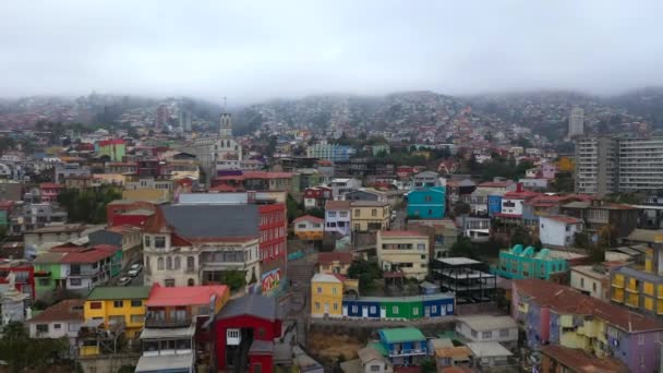 Vista aérea de drones de casas coloridas en las colinas en Valparaíso, Chile — Vídeo de stock