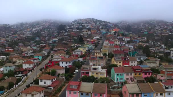 Vue aérienne par drone de maisons colorées sur les collines de Valparaiso, Chili 