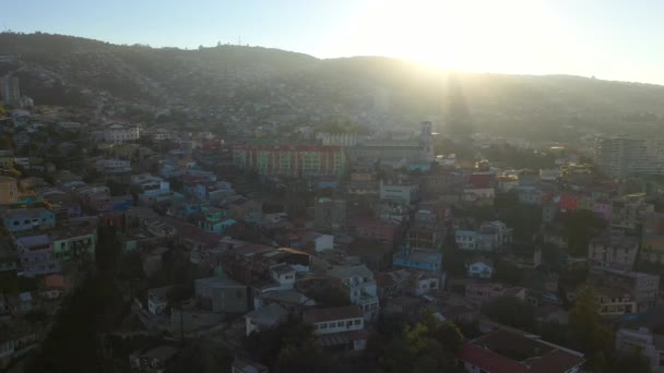 Vista aérea del avión no tripulado de la ciudad Valparaíso durante la puesta del sol . — Vídeo de stock