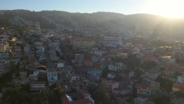 Vue aérienne par drone de la ville Valparaiso pendant le coucher du soleil . — Video