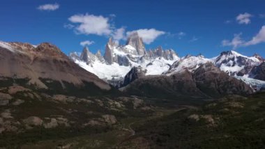 Fitz Roy dağ hava drone görünümü, Los Glaciares Milli Parkı, Patagonia
