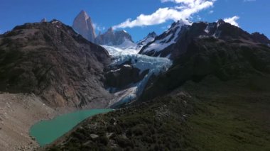 Hava drone Fitz Roy Mount buzul ve ön planda kayalar panoramik görünümü. Patagonia, Arjantin.