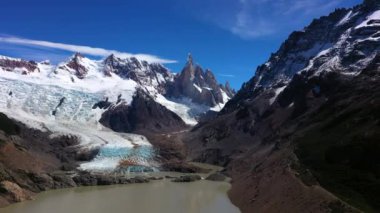 Granit dağ, buzul ve Şili Patagonia Torres del Paine Milli Parkında geniş bir göl hava drone görünümü