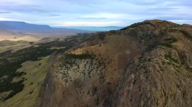 Torres del Paine Milli Parkı, Şili Patagonia içinde nefes kesen dağ kayalar hava drone görünümü