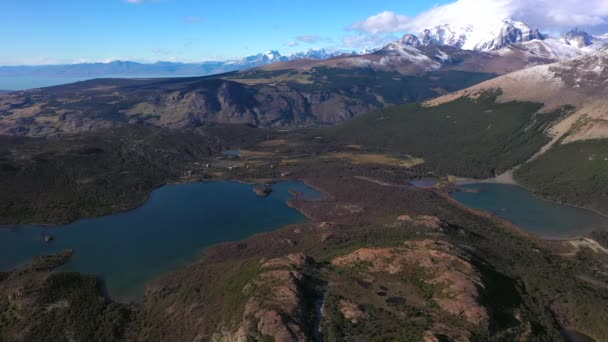 Drohnenpanorama von blauen Aquamarinen Seen, Flüssen, Anden-Bergen und grünen Baumwäldern in Patagonien, Argentinien — Stockvideo