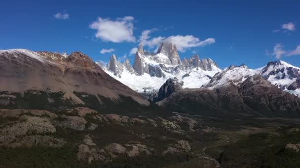 Antenn drönare vy över Mountain Fitz Roy, Los Glaciares nationalpark, Patagonien — Stockvideo