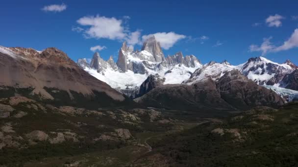 Εναέρια θέα στο βουνό Φιτζ Ρόι, εθνικό πάρκο Los Glaciares, Παταγονία — Αρχείο Βίντεο