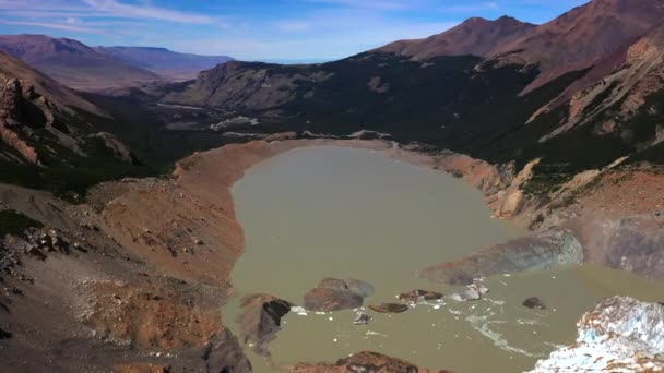 Luchtfoto drone uitzicht op de gletsjermeer in Torres del Paine National Park, Chileense Patagonië — Stockvideo