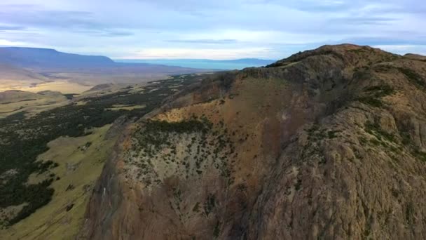 Повітряний гул вид захоплюючих гірських порід в Торрес дель Пейн Національний парк, Чилійська Патагонії — стокове відео