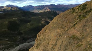 Torres del Paine Milli Parkı, Şili Patagonia içinde nefes kesen dağ kayalar hava drone görünümü