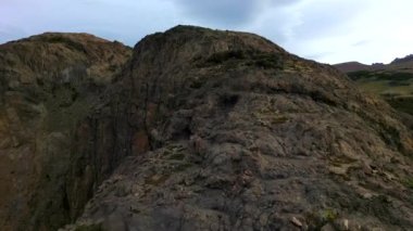 Torres del Paine Milli Parkı, Şili Patagonia içinde nefes kesen dağ kayalar hava drone görünümü