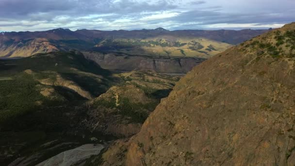 Vue aérienne par drone des rochers montagneux à couper le souffle dans le Parc National de Torres del Paine, Patagonie Chilienne — Video