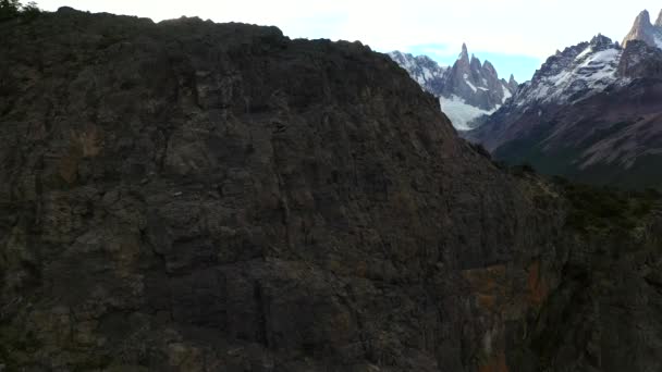 Légi drone kilátás a lélegzetelállító hegyi sziklák a Torres del Paine Nemzeti Park, Chilei Patagónia — Stock videók