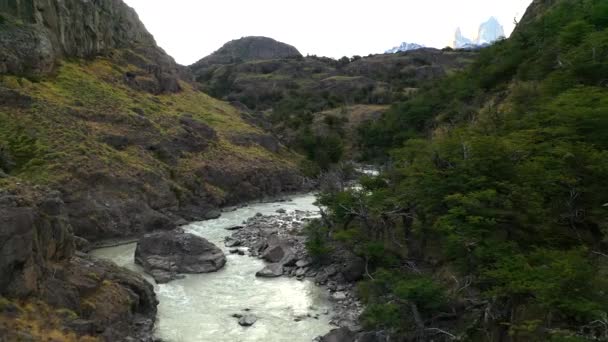 Majestátně vzdušný let prochází epickou krajinnou řekou mezi kameny. Národní park Torres del Paine, Chilská Patagonie — Stock video