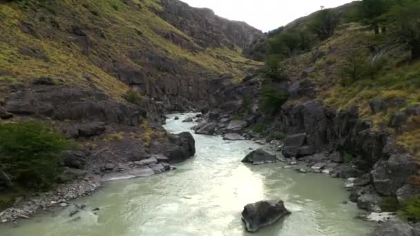 Величественный полет воздушного беспилотника через эпическую горную реку между скалами. Торрес-дель-Пайне — стоковое видео