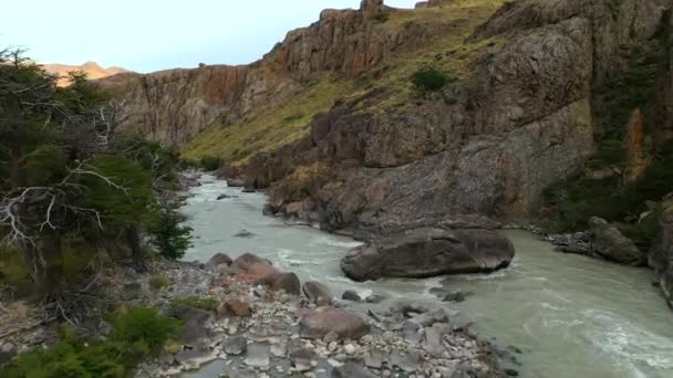 岩の間に壮大な風景の山の川を通して雄大空中ドローン飛行。トレス・デル・パイネ国立公園、チリパタゴニア — ストック動画