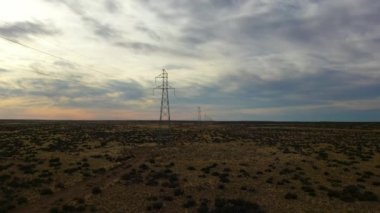 Hava drone yüksek voltaj elektrik ve güç hatları gün batımında görünümü. Patagonya, Arjantin, Güney Amerika 'da Pampas peyzaj