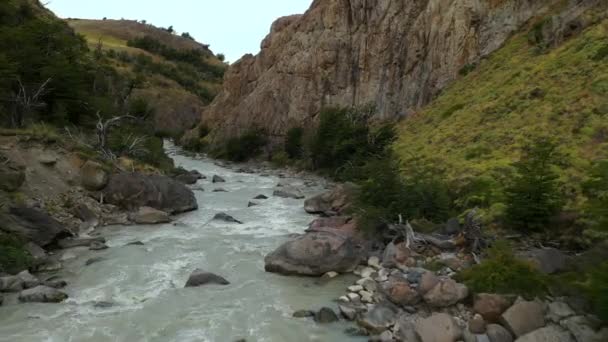 Majestic Aerial Drone flygning genom episka landskap berg flod mellan klipporna. Torres del Paine nationalpark, chilenska Patagonien — Stockvideo