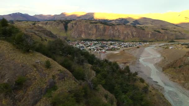 Vista aérea de El Chalten, pequena aldeia montanhosa na província de Santa Cruz dentro do Parque Nacional Los Glaciares, na base das montanhas Fitz Roy, no sul da Patagônia, Argentina — Vídeo de Stock