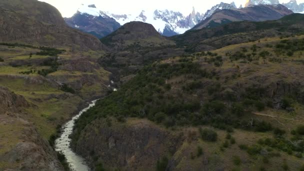 Majestuoso vuelo aéreo de drones a través de un paisaje épico río de montaña entre rocas. Parque Nacional Torres del Paine, Patagonia chilena — Vídeo de stock