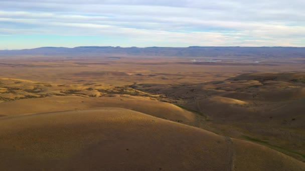 Patagonya, Arjantin, Güney Amerika Pampas peyzaj hava üst görünümü — Stok video