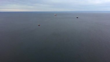 Punta Arenas, Şili Patagonia yakınlarındaki okyanus Yelkenli teknelerin havadan drone görünümü